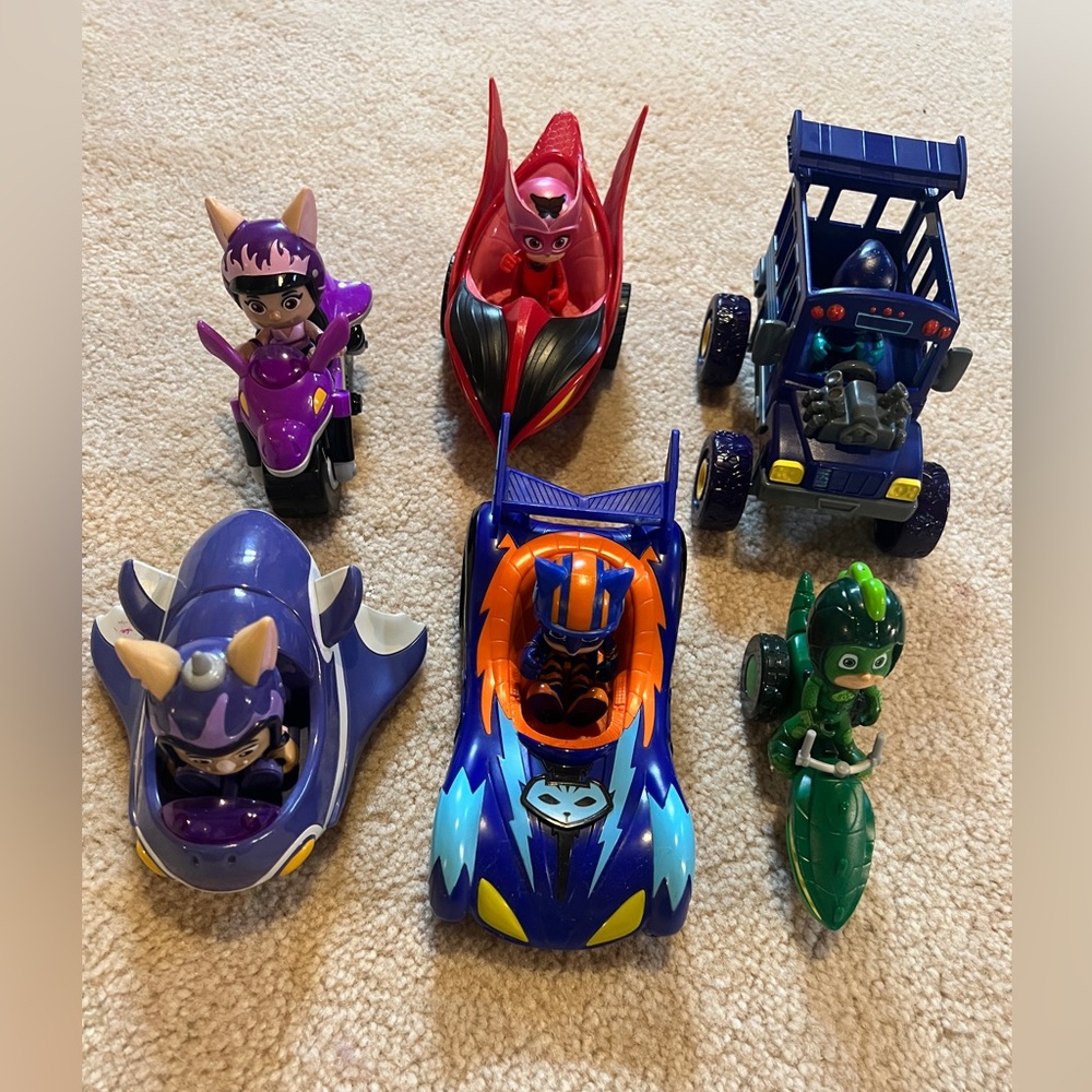 6 PJ Masks Figures with their Vehicles